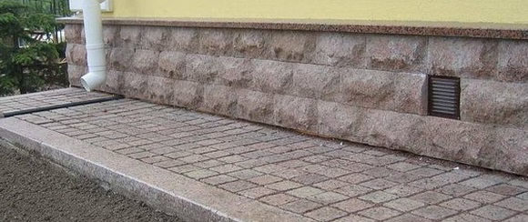 Отмостка из тротуарной плитки и брусчатки Отмостка из тротуарной плитки и брусчатки