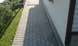 Пластиковый бордюр на примере уложенной тротуарной плитки Пластиковый бордюр на примере уложенной тротуарной плитки